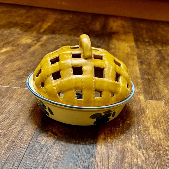 Charming WCL Pottery Mini Pie Tartlet Dish with Lattice Lid - Picture 2 of 12